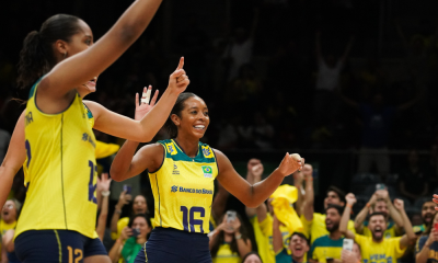 Jogadoras do Brasil se abraçam após vitória contra a Coreia do Sul na VNL - vôlei feminino