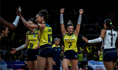 Rosamaria e jogadoras do Brasil comemoram vitória contra a Sérvia na VNL