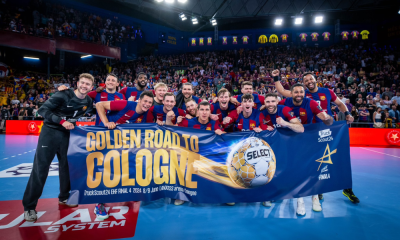 Equipe do Barcelona comemorando classificação ao Final 4 da Champions League de handebol masculino