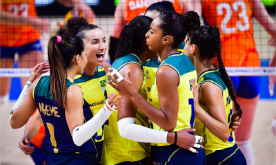 Jogadoras do Brasil, com uniforme amarelo, comemoram vitória diante da Holanda na Liga das Nações de vôlei feminino, a VNL 2024