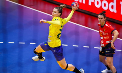 Larissa Araújo em ato de arremessar bola enquanto é marcada por jogadora espanhola; tabela do handebol feminino de Paris-2024 foi divulgada com o Brasil presente