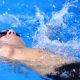 O atleta paralímpico Bruno Becker nadando de costas no CT Paralímpico.