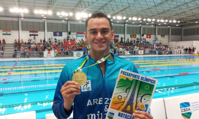 Nick Albiero com o título dos 200m borboleta e o passaporte para os Jogos Olímpicos de Paris-2024 (Foto: Gabriel Gentile)