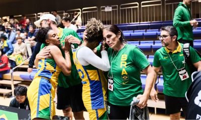 Equipe do Brasil lamentando a derrota no Pré-Olímpico de basquete 3x3 e a perda da vaga para os Jogos Olímpicos de Paris-2024 (Foto: FIBA)