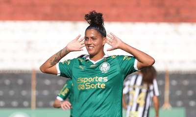 Amanda Gutierres celebrando um dos seus gols na goleada sobre o Santos pelo Brasileiro (Fabio Menotti/Palmeiras)