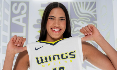 Stephanie Soares posando com a camisa do Dallas Wings, sua franquia na WNBA (Reprodução/Instagram/@dallaswings)