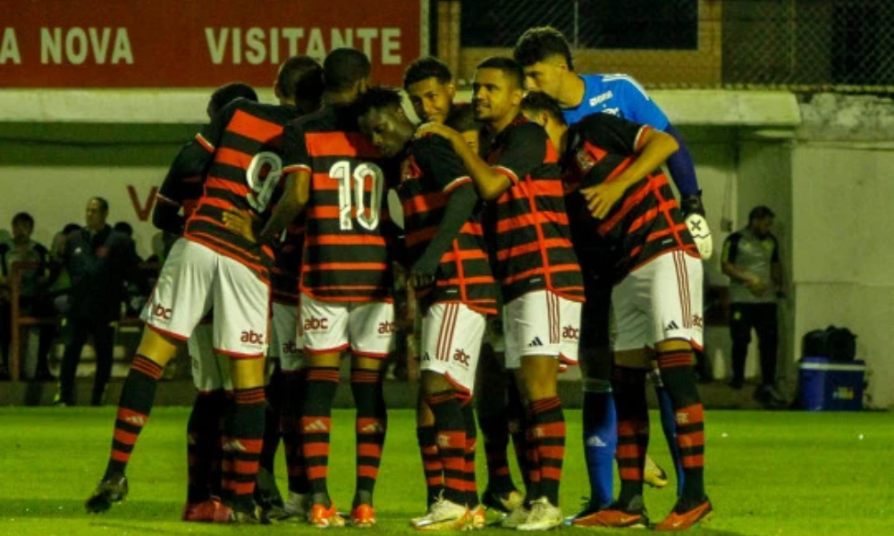 Jogadores do Flamengo unidos em partida do Brasileiro Sub-20 (Victor Andrade/CRF)
