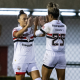 Camilinha e Mariana Santos, do São Paulo, comemorando um dos gols da vitória sobre o Flamengo pelo Brasileiro Feminino (Staff Images/CBF)