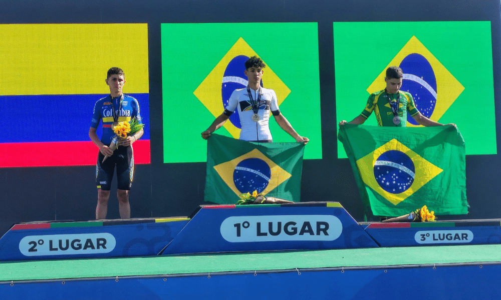 Os brasileiros Guilherme Lino e Mateus Constantino no pódio do Pan-Americano de ciclismo de estrada (Allan Modesto/CBC)