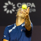 Felipe Meligeni joga bola para o alto e se prepara para sacar em Roland Garros