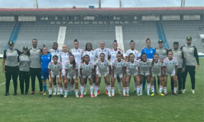 Equipe sub-20 feminina do Flamengo perfilada para jogo contra UDA pelo Brasileirão Feminino sub-20