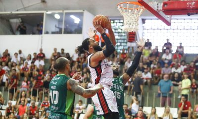 Jogador do Flamengo enterrando uma bola de basquete durante um jogo da NBB contra o Bauru Basket, Onde assistir
