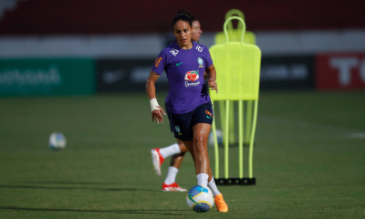 Gabi Nunes durante treino da Seleção Feminina no Estádio do Arruda