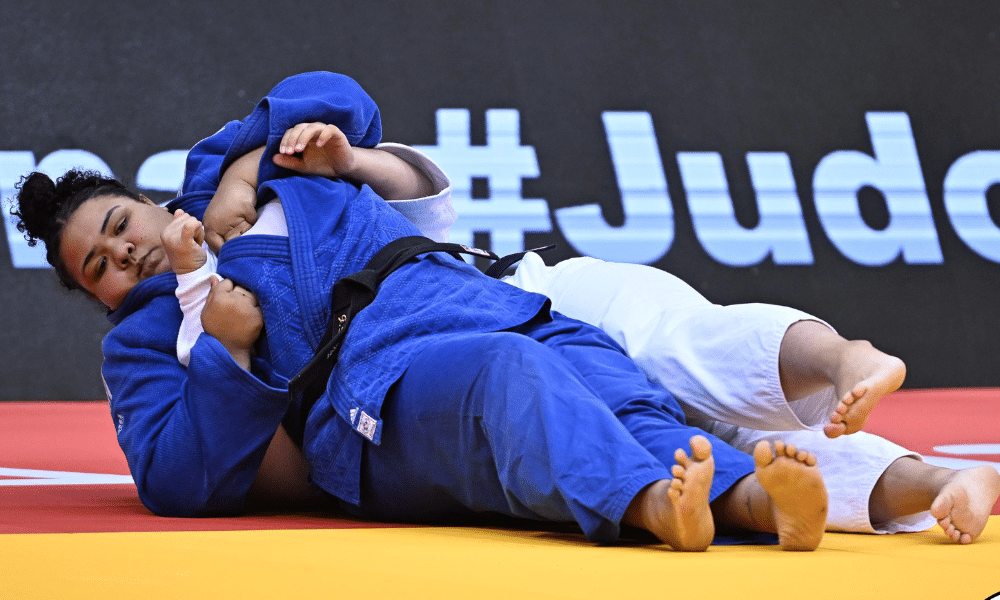 Giovanna Santos em técnica de solo no Grand Slam de Astana de judô; Rafael Macedo e Marcelo Gomes também competiram