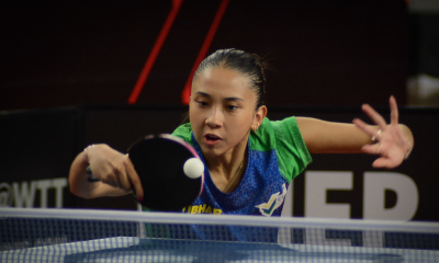 Giulia Takahashi com a raquete na mão rebatendo bolinha no Grand Smash da Arábia Saudita de tênis de mesa