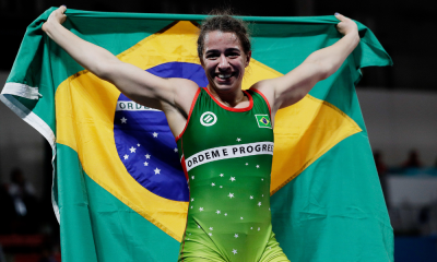 Giullia Penalber con a bandeira do Brasil após vencer o Pré-Olímpico e se garantir em Paris-2024