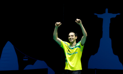 Hugo Calderano ergue os braços, sorri e vibra com título do WTT Contender do Rio de Janeiro