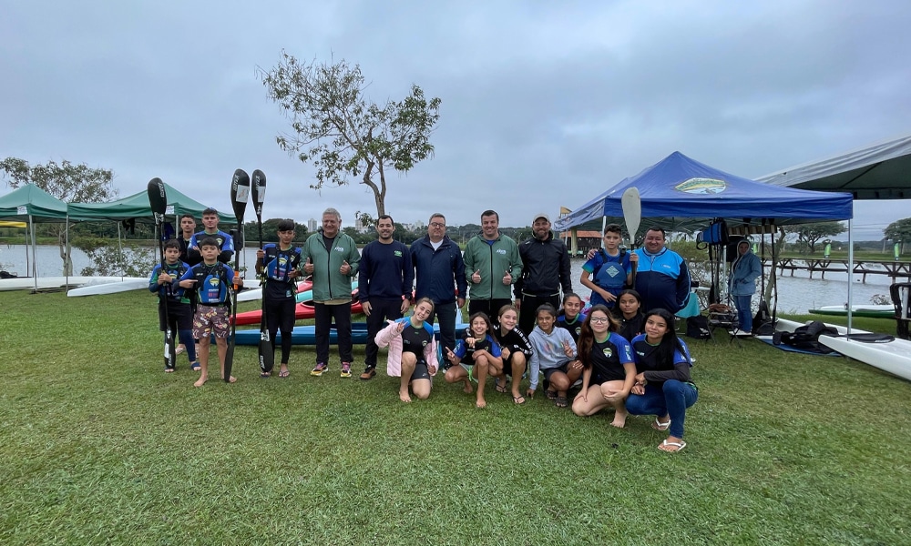 Atletas reuniundo posando em frente o local das provas de K1, K2 e C1