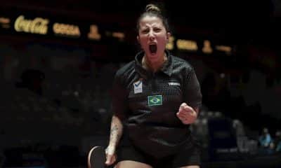 Jennyfer Parinos comemora ponto