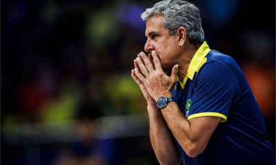 Técnico José Roberto Guimarães chamando atenção naa seleção brasileira de vôlei feminino; ele fez primeira convocação para a VNL 2024