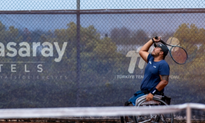 Leandro Pena sacando em jogo do quad na Copa do Mundo de tênis em cadeira de rodas
