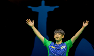 Leonardo Iizuka ergue os braços com o Cristo Redendor atrás em comemoração no WTT Contender do Rio de Janeiro