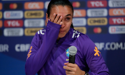 Marta chorando em entrevista coletiva da Seleção Feminina