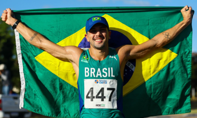 Matheus Correa com bandeira do Brasil após título da marcha atlética no Ibero-Americano de Atletismo