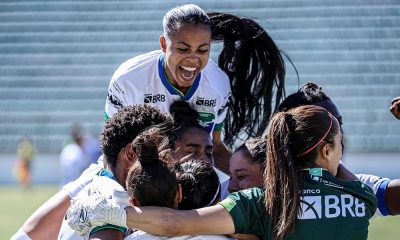 Na imagem, jogadoras do time do Minas Brasília comemorando o gol.