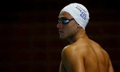 Nicolas Albiero, com toca branca, antes da disputa dos 200m borboleta na seletiva olímpica dee natação
