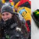 Na imagem, Nicole Silveira em local que estava nevando e, ao lado, descendo no Skeleton com o capacete inspirado no Senna.