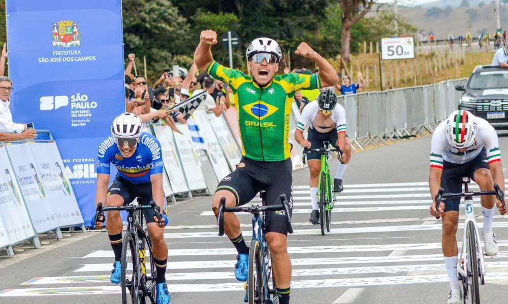 Otávio Gonzeli vibra após cruzar a linha de chegada no Pan-Americano de ciclismo de estrada