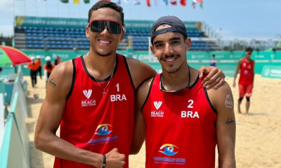 Pedro e Henrique pousam para foto após título do Future de Pingtan de vôlei de praia; Jhulia e Marcela foram bronze