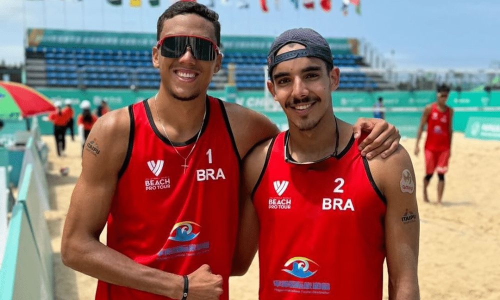 Pedro e Henrique pousam para foto após título do Future de Pingtan de vôlei de praia; Jhulia e Marcela foram bronze