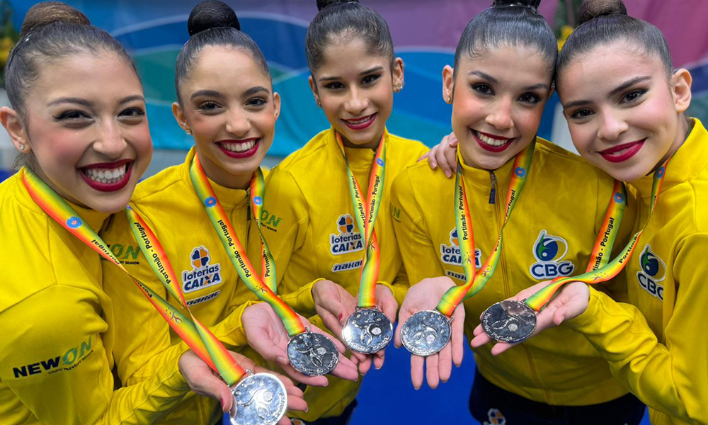 Na imagem, o quinteto brasileiro mostrando suas medalhas de prata inéditas.
