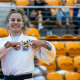 Rafaela Rodrigues aponta para escudo da CBJ após ouro na Copa Europeia Sub-18 de judô