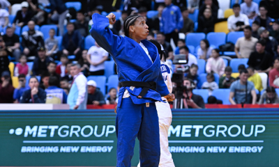 Rafaela Silva, de judogi azul, durante participação no Grand Slam de Astana de judô