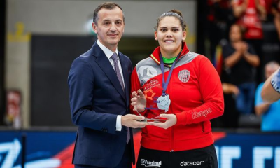 Renata Arruda recebendo o troféu de MVP das finais