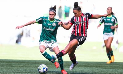 Jogadoras de Palmeiras e Sao Paulo jogando uma partida do Paulistão Feminino