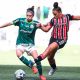 Jogadoras de Palmeiras e Sao Paulo jogando uma partida do Paulistão Feminino