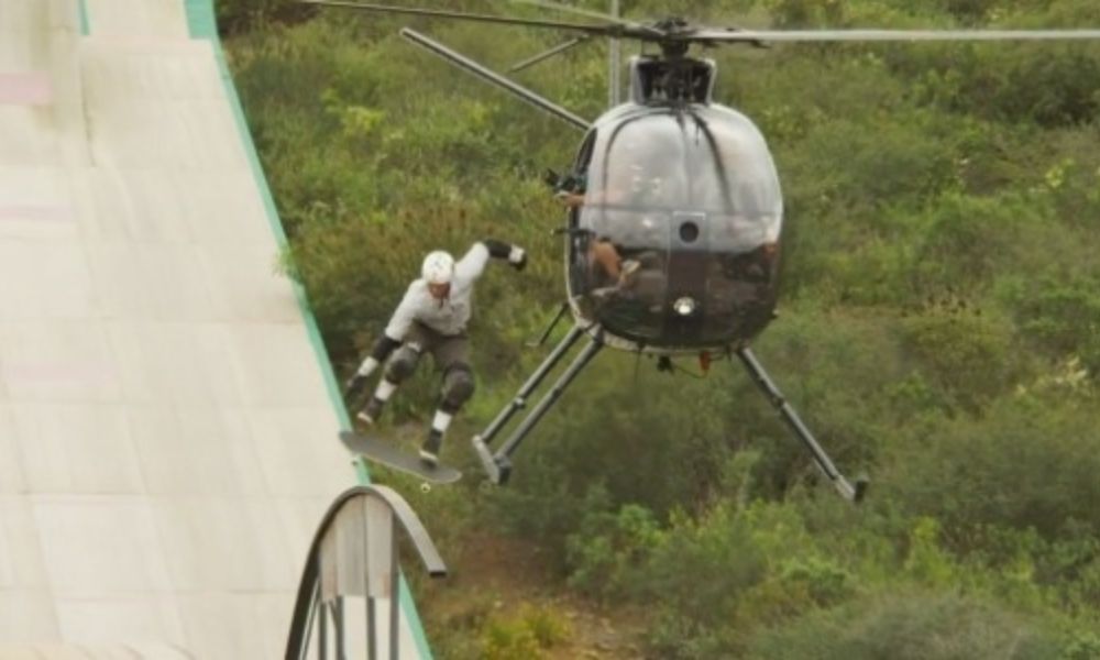 Bob Burnquist salta do helicóptero para a megarrampa