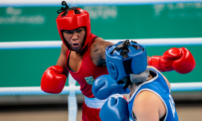 Viviane Pereira em ação lutando contra atleta estadunidense no Pré-Olímpico Final de boxe
