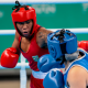 Viviane Pereira em ação lutando contra atleta estadunidense no Pré-Olímpico Final de boxe