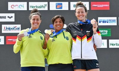 Ana Marcela e Viviane Jungblut recebem as medalhas de ouro e prata depois de dobradinha na etapa da Itália da Copa do Mundo de maratona aquática