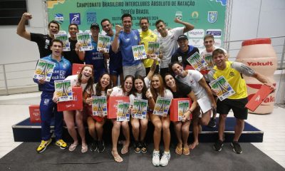 Foto mostra os 18 brasileiros da natação classificados para os Jogos Olímpicos de Paris-2024