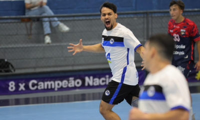 Jogador do Pinheiros comemora gol no Sul-Centro Americano de Clubes de handebol em taubaté