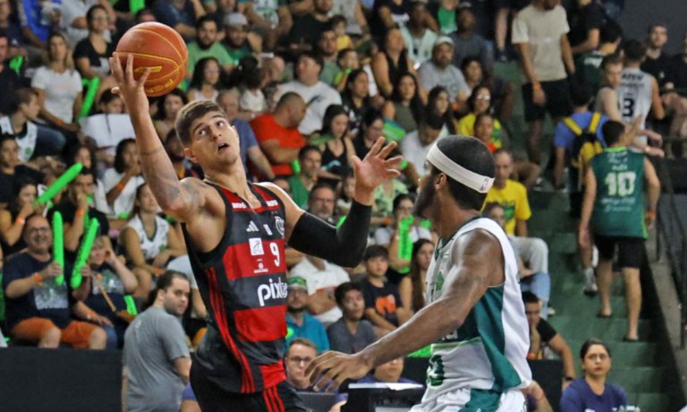 Gabriel Jaú tenta uma bandeja no jogo entre Flamengo e Bauru nos playoffs do NBB