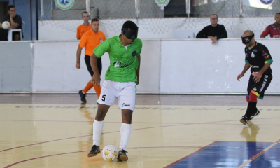 Com uma camiseta verde e calção branco com listra lateral na mesma cor da camisa, Alvaro, da Acelgo, conduz a bola durante jogo, próximo da marcação de Daniel Iturria. Foto: Renan Cacioli/ CBDV.