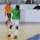 Com uma camiseta verde e calção branco com listra lateral na mesma cor da camisa, Alvaro, da Acelgo, conduz a bola durante jogo, próximo da marcação de Daniel Iturria. Foto: Renan Cacioli/ CBDV.