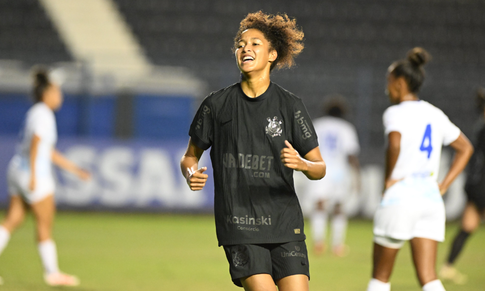 Gi Fernandes comemora gol no jogo entre Corinthians e Taubaté no Paulistão Feminino